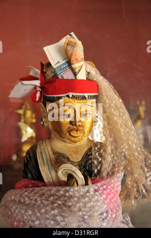 La figura di un Nat Spirito con denaro offrendo, Shwezigon Pagoda, Nyaung U, Bagan, birmania, myanmar Foto Stock