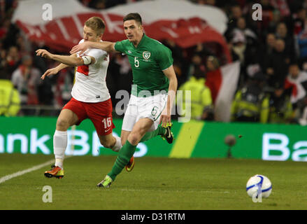 Dublino, Irlanda. Il 6 febbraio 2013. Calcio internazionale freindly. Repubblica di Irlanda contro la Polonia. Ciaran Clark blocca Jakub Blaszcykowski. Credit: Azione Plus immagini di Sport / Alamy Live News Foto Stock