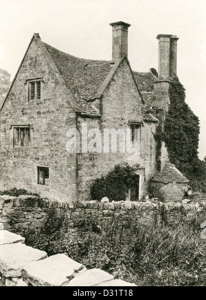 Una piastra collotipata intitolata ' A House at Snowshill, Glos.' Il Regno Unito ha fatto una scansione ad alta risoluzione da un libro pubblicato nel 1905. Foto Stock