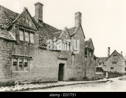 Una piastra collotipia intitolata ' Case a Weston Subedge, Glos.' scansionati ad alta risoluzione da un libro pubblicato nel 1905. Foto Stock