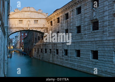 Ponte dei Sospiri e Canal, Venezia, Italia Foto Stock