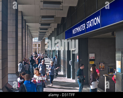 Mappa turistica estate Londra metropolitana stazione walkway ingresso trafficato visitatori studenti Westminster Londra UK Foto Stock