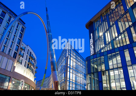 La Hayes di notte con St Davids 2 shopping centre, Alleanza scultura, John Lewis Store e della Biblioteca Centrale di Cardiff Wales UK Foto Stock