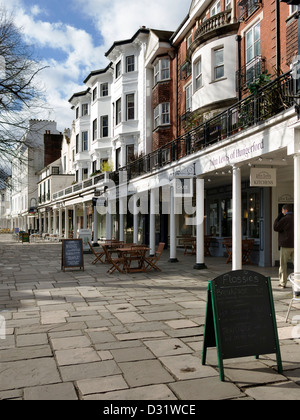 Colonnato georgiana del vecchio negozio fronti, The Pantiles,Royal Tunbridge Wells, Kent, England, Regno Unito Foto Stock