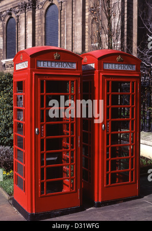 Due tradizionali cabine telefoniche rosse fuori dalla cattedrale di St Paul City di Londra Inghilterra REGNO UNITO Foto Stock