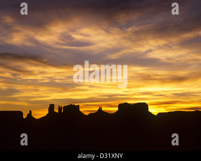 Stati Uniti d'America, Arizona, Utah, vista al tramonto della Monument Valley Navajo Tribal Park Foto Stock