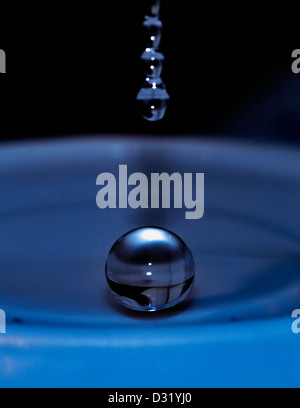 Ad alta velocità, fotografia macro di una goccia d'acqua Foto Stock