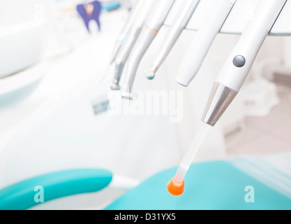 Dentista metallici tools close up su una poltrona del dentista in Clinica di dentista Foto Stock