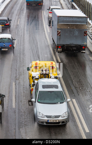 Inceppamento di traffico su autostrada Tedesca, A40, dopo la neve caduta. Servizio assistenza guasti, traino auto. Foto Stock