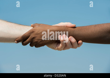 Indian e in inglese le mani. Occidentali e Orientali di agitare a mano contro un cielo blu. l'india. Un concetto di umanità. Foto Stock