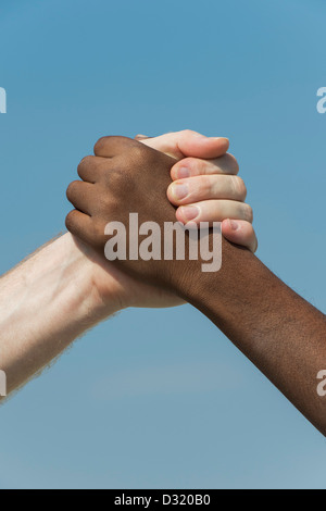 Indian e in inglese le mani. Occidentali e Orientali di agitare a mano contro un cielo blu. l'india. Un concetto di umanità. Foto Stock