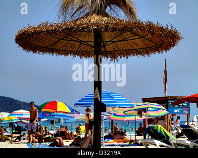 Sun ombrelloni sulla spiaggia di Algarve, PORTOGALLO Foto Stock