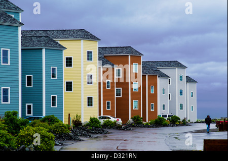 Condomini colorati forniscono alloggio per turisti su Homer Spit, Omero, Alaska, STATI UNITI D'AMERICA Foto Stock
