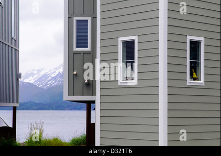 Condomini colorati forniscono alloggio per turisti su Homer Spit, Omero, Alaska, STATI UNITI D'AMERICA Foto Stock