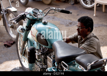 Royal Enfield meccanico Madhya Pradesh India Foto Stock