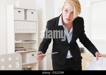 Imprenditrice caucasica lavoro in ufficio Foto Stock