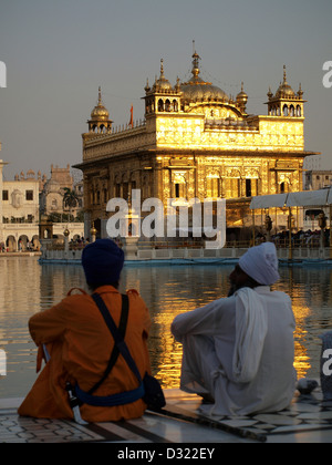 Due uomini Sikh al tempio d'oro di Amritsar, il Punjab, India Foto Stock
