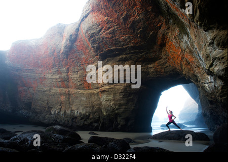 La donna caucasica la pratica dello yoga sulle formazioni rocciose Foto Stock