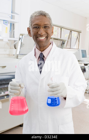 Razza mista scienziato che lavora in laboratorio Foto Stock
