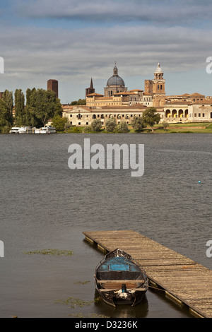 Il lago di fronte a Palazzo Ducale Foto Stock