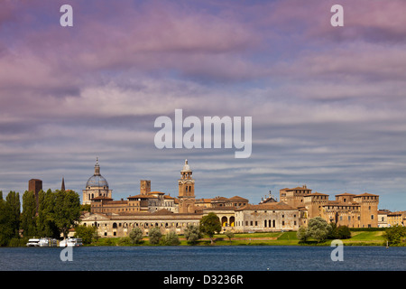 Il lago di fronte a Palazzo Ducale Foto Stock