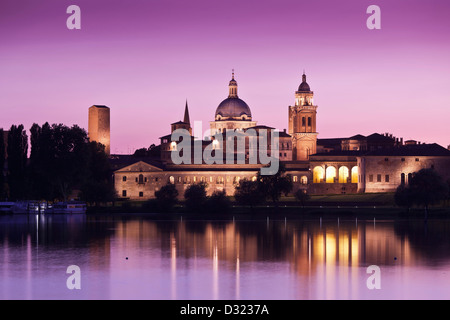 Il lago di fronte a Palazzo Ducale Foto Stock