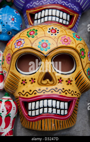 Vista dettagliata del cranio dipinte a mano per la vendita durante il giorno dei morti celebrazione al mercato il Zocalo, Oaxaca, Messico. Foto Stock