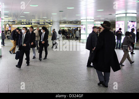 Febbraio 5, 2013, Tokyo, Giappone - tre di Tokyo di grandi stazioni Shinjuku, Shibuya e Ikebukuro tenere le prime tre posizioni su un ha pubblicato di recente elenco dei 51 più trafficate stazioni del treno nel mondo. Secondo un grafico non confermati pubblicato in giapponese news blog di questa settimana, Stazione di Shinjuku mantiene la prima posizione con circa 1,260,000,000 persone che passano attraverso di essa in un anno, Stazione di Shibuya è al secondo posto con circa 1,090,000,000 e la terza posizione va alla Stazione di Ikebukuro con circa, 910,000,000 gente passare attraverso ogni anno. La maggior parte dell'elenco è dominato da Japane Foto Stock