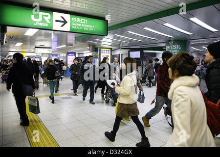 Febbraio 5, 2013, Tokyo, Giappone - tre di Tokyo di grandi stazioni Shinjuku, Shibuya e Ikebukuro tenere le prime tre posizioni su un ha pubblicato di recente elenco dei 51 più trafficate stazioni del treno nel mondo. Secondo un grafico non confermati pubblicato in giapponese news blog di questa settimana, Stazione di Shinjuku mantiene la prima posizione con circa 1,260,000,000 persone che passano attraverso di essa in un anno, Stazione di Shibuya è al secondo posto con circa 1,090,000,000 e la terza posizione va alla Stazione di Ikebukuro con circa, 910,000,000 gente passare attraverso ogni anno. La maggior parte dell'elenco è dominato da Japane Foto Stock