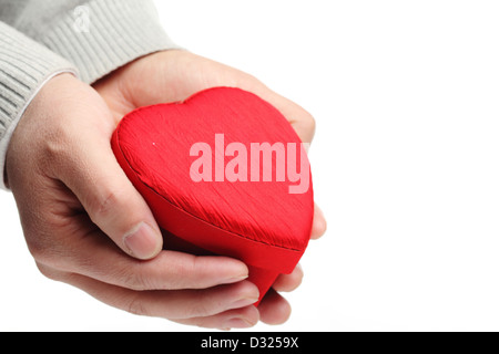 Tenere in mano a forma di cuore scatola regalo su bianco. Foto Stock