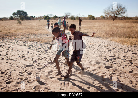 Boscimani tradizionale ragazzi giocare in Namibe Foto Stock