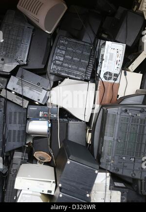 Scartati i televisori e monitor di computer vengono impilati in un contenitore consolidata per rottami di elettronica presso il riciclaggio Bahrenfeld park ad Amburgo, Germania, il 4 febbraio 2013. Foto: Christian Charisius Foto Stock