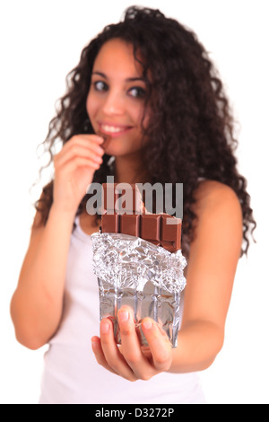 Bella donna africana tenendo la barra di cioccolato Foto Stock