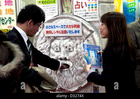 Febbraio 7, 2013, Tokyo, Giappone - un uomo mette la mano dentro la Bocca della Verita' pietra. Il settantacinquesimo Tokyo International Gift Show (TIGS) è una mostra di doni personali, beni di consumo e di accessori decorativi. Il TIGS è la più grande fiera internazionale specializzata in Giappone, e tenuto annualmente, ogni primavera e autunno presso il Tokyo Big Sight. La mostra si terrà il 6 febbraio a 8. (Foto di Rodrigo Reyes Marin/AFLO/Alamy live news) Foto Stock