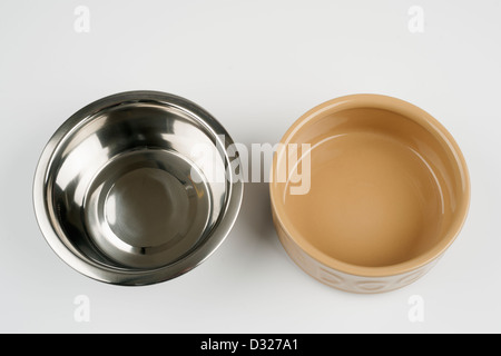 In acciaio inossidabile e ceramica cane coppe di alimentazione Foto Stock