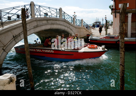 Un incendio-barca entra nel Rio di San Trovaso, Dorsoduro, Venezia, Italia. Foto Stock