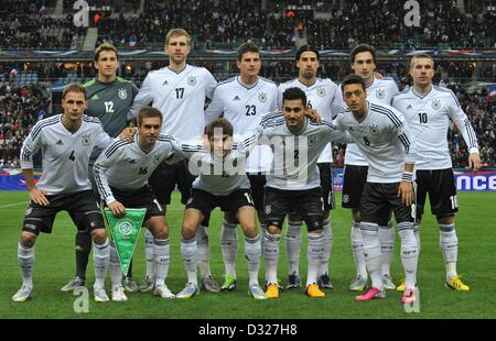 Portiere Rene Adler (L piano al fondo R), Per Mertesacker, Mario Gomez, Sami Khedira, Mats Hummels, Lukas Podolski, Benedikt Hoewedes, Philipp Lahm, Thomas Mueller, Ilkay Guendogan, Mesut Oezil pone per le foto prima della amichevole internazionale partita di calcio Francia vs Germania allo Stade de France di Parigi, Francia, 06 febbraio 2013. Foto: Andreas Gebert/dpa Foto Stock