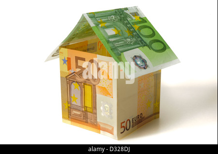 Modello di casa costruita con le banconote in euro Foto Stock