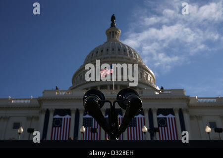 Un microfono si erge su un podio sul west Capitol piattaforma dove il Presidente Barack Obama terrà il giuramento di ufficio durante la sua seconda inaugurazione il 20 gennaio 2013 a Washington D.C. I preparativi sono proseguiti davanti a lunedì l'evento storico, che attirano di più di mezzo milione di persone. .Credito: vittoria McNamee / Pool via CNP Foto Stock