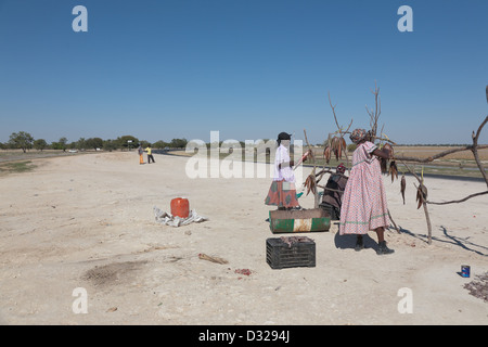 Lades africana di riagganciare il pesce accanto alla strada Foto Stock