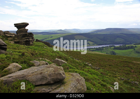 La cantina sale Weathered roccia arenaria forme Derwent bordo serbatoio Ladybower Parco Nazionale di Peak District Derbyshire Inghilterra Foto Stock