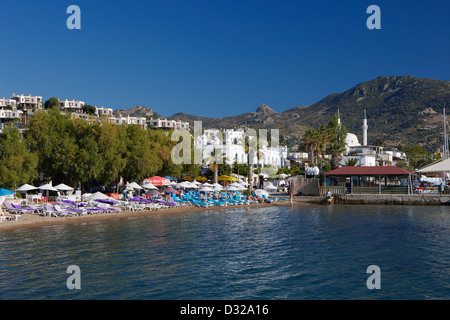 Spiaggia nella città di Yalikavak. Yalikavak, penisola di Bodrum, provincia di Mugla, Turchia. Foto Stock