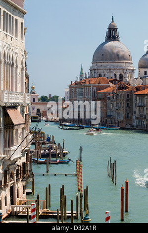 La vista attraverso il Canal Grande alla salute dal Ponte dell' Accademia, San Marco, Venezia, Italia. Foto Stock