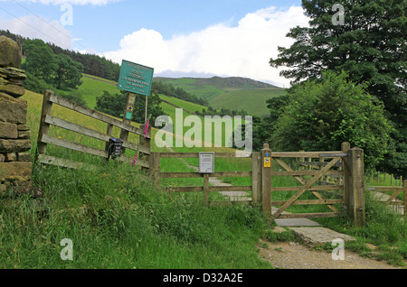 Un sentiero pubblico attraverso un prato di fieno per Moscar sul bordo Derwent Foto Stock