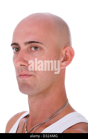 Un ritratto di una giovane calvo uomo caucasico con grandi occhi nocciola indossando un singoletto bianco e silver necklace fissando in distanza Foto Stock