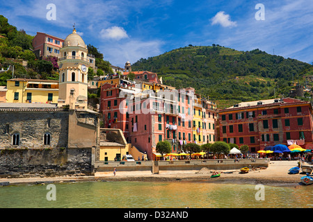 Foto del porto di pesca di Manarola, il Parco Nazionale delle Cinque Terre, Liguria, Italia Foto Stock