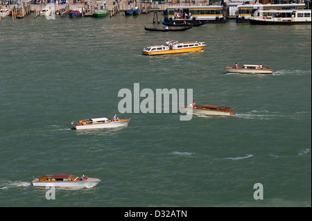 Barca il traffico nel Canale della Giudecca, Venezia, Italia. Foto Stock
