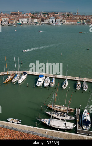 Barche ormeggiate nel bacino accanto all'Isola di San Giorgio Maggiore e il Castello, Venezia, Italia. Foto Stock