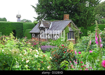 Il mezzo in legno edificio conosciuto come il tè Cottage in rosa ad arbusto Giardino a Arley Hall gardens Cheshire England Regno Unito Foto Stock