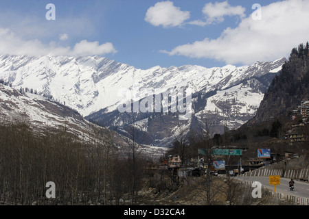 Montagne coperte di neve, Manali Himachal Pradesh, India Foto Stock